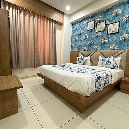 Hotelsuncity Inn Vadodara Buitenkant foto