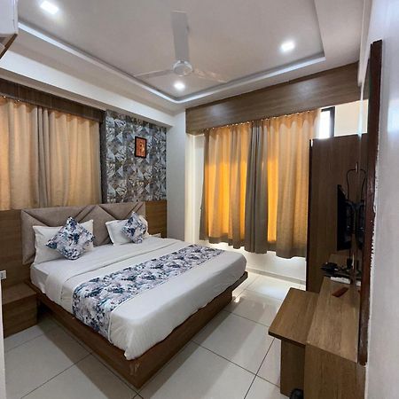 Hotelsuncity Inn Vadodara Buitenkant foto