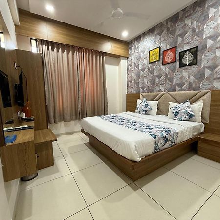 Hotelsuncity Inn Vadodara Buitenkant foto