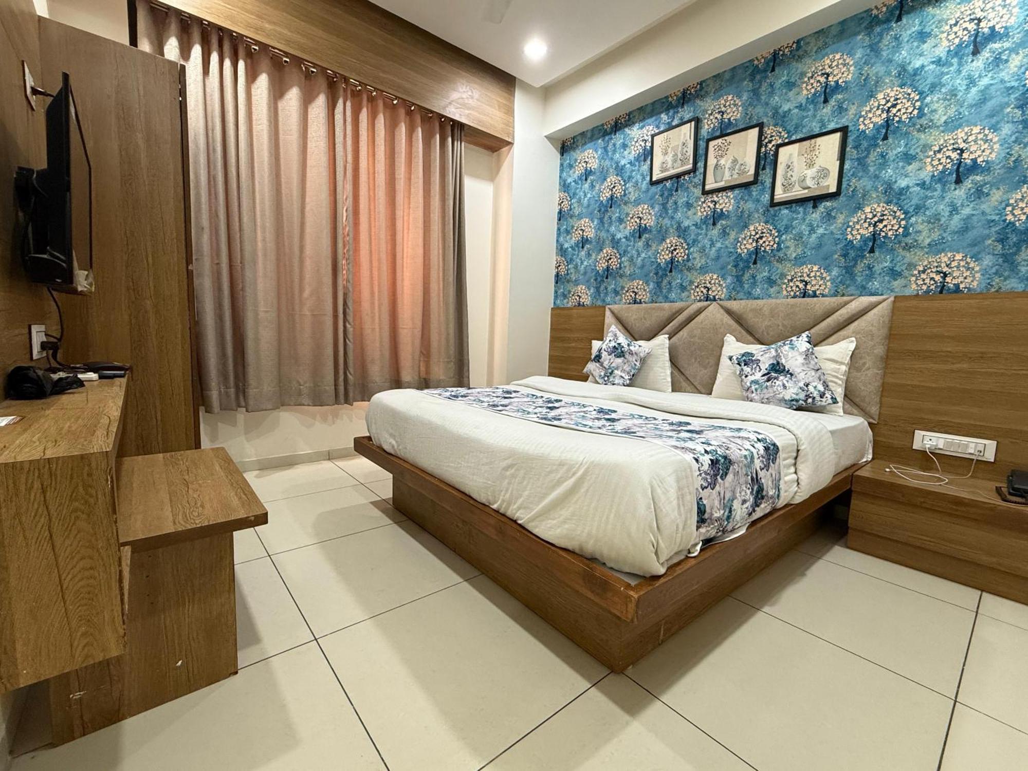 Hotelsuncity Inn Vadodara Buitenkant foto