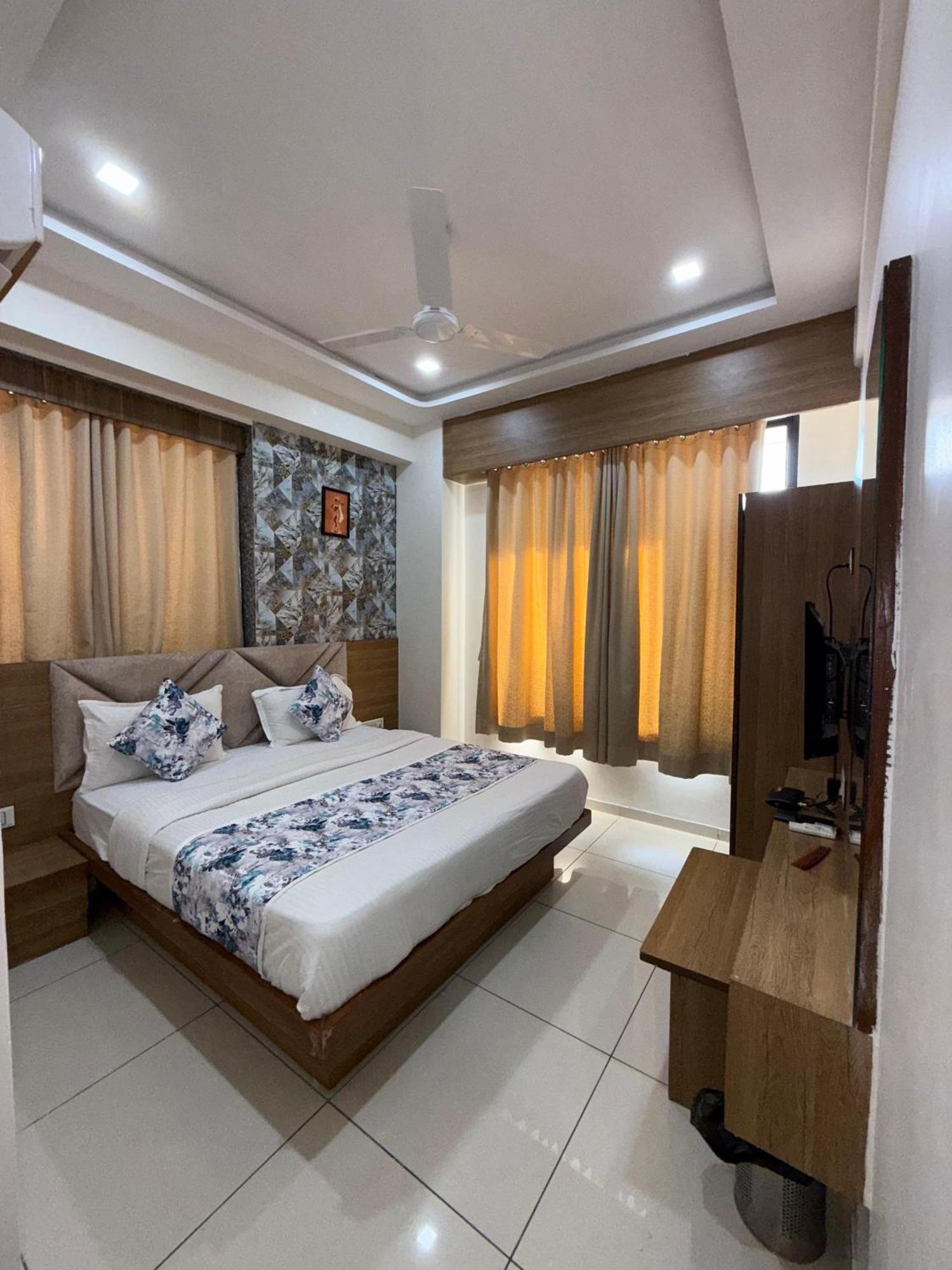 Hotelsuncity Inn Vadodara Buitenkant foto