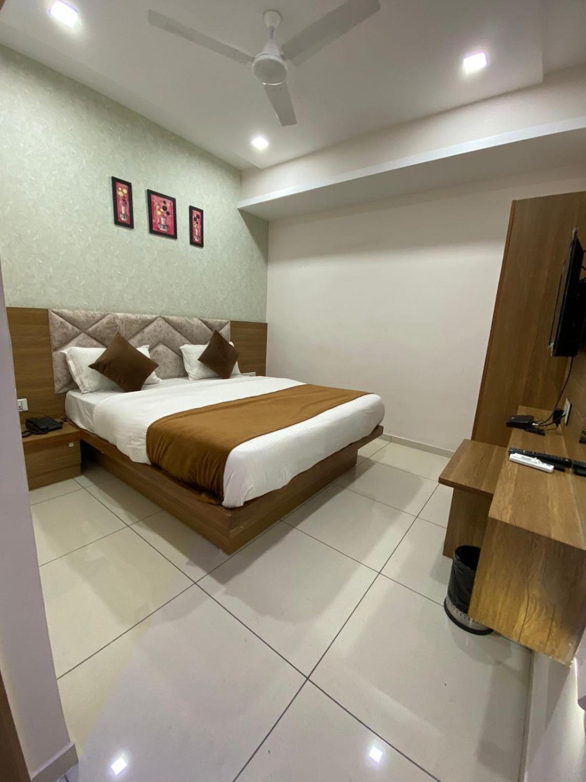 Hotelsuncity Inn Vadodara Buitenkant foto