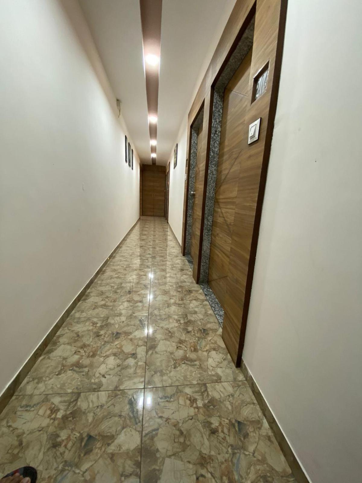 Hotelsuncity Inn Vadodara Buitenkant foto